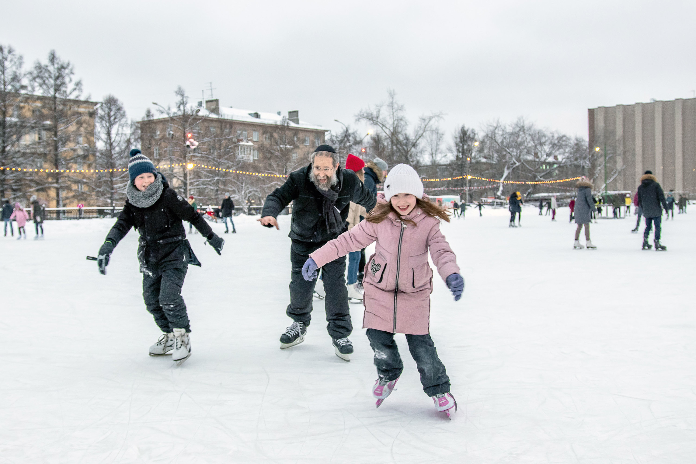 Можно ли кататься на катке. Катание на коньках. Дети катаются на коньках. Кататься на коньках зимой. Катание на коньках дети.