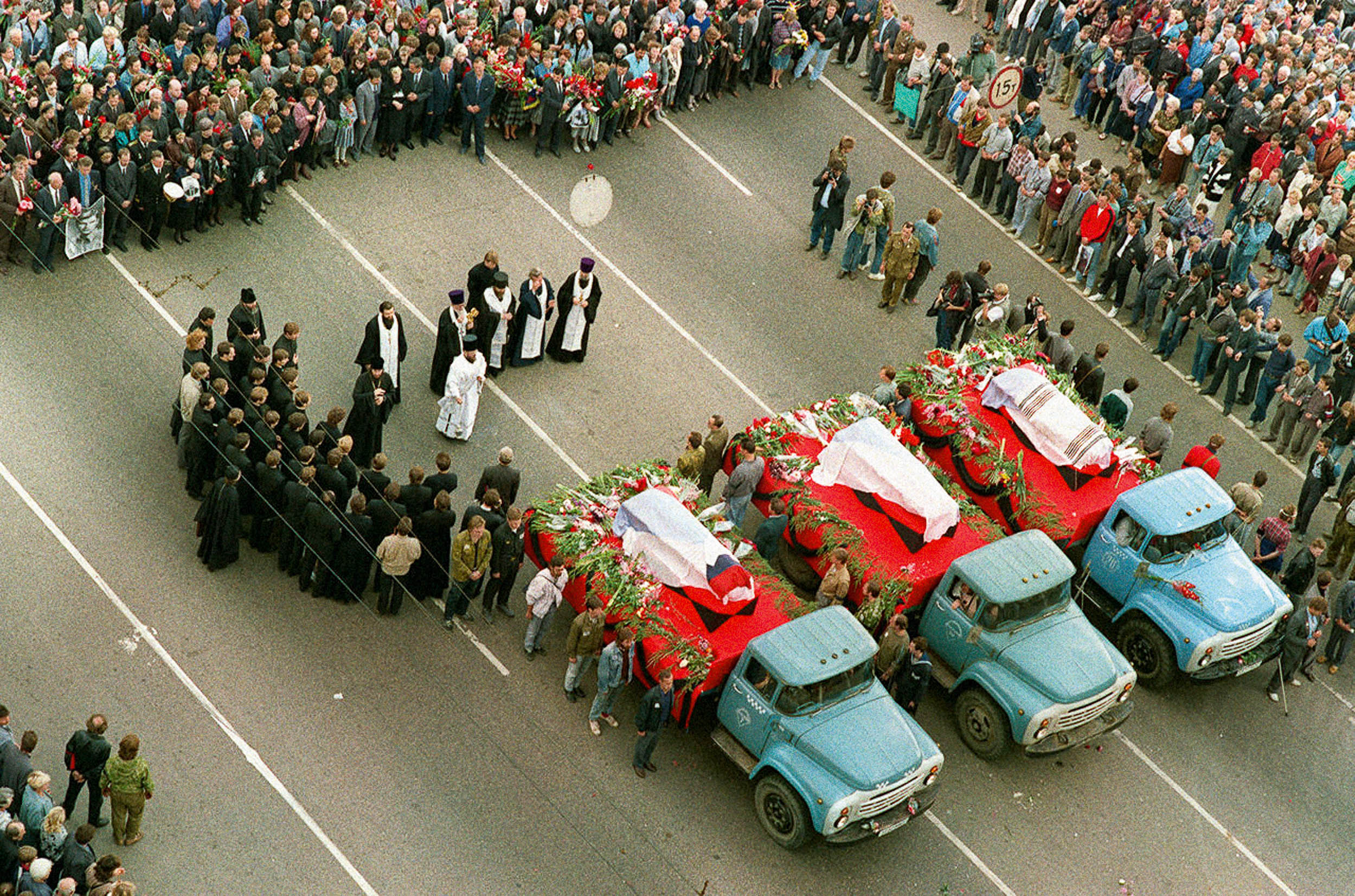 1 мая 1993 г. 1991 Москва путч похороны. Похороны защитников белого дома 1991. Августовский путч 1991. ГКЧП август 1991.